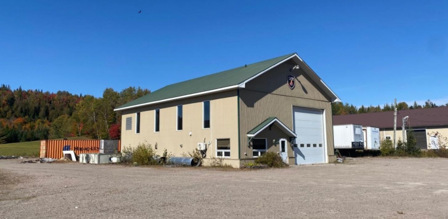 Commercial building with large land Labelle Laurentides - For Sale
