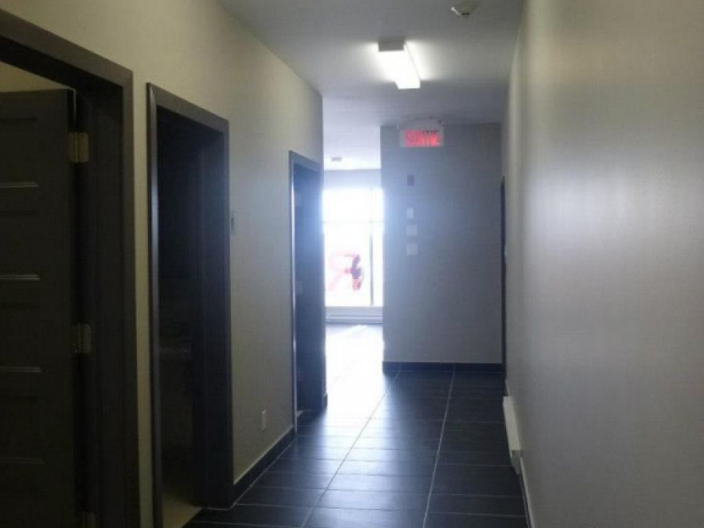 A RENT COMMERCIAL SPACE 846 sf - Ste-Catherine