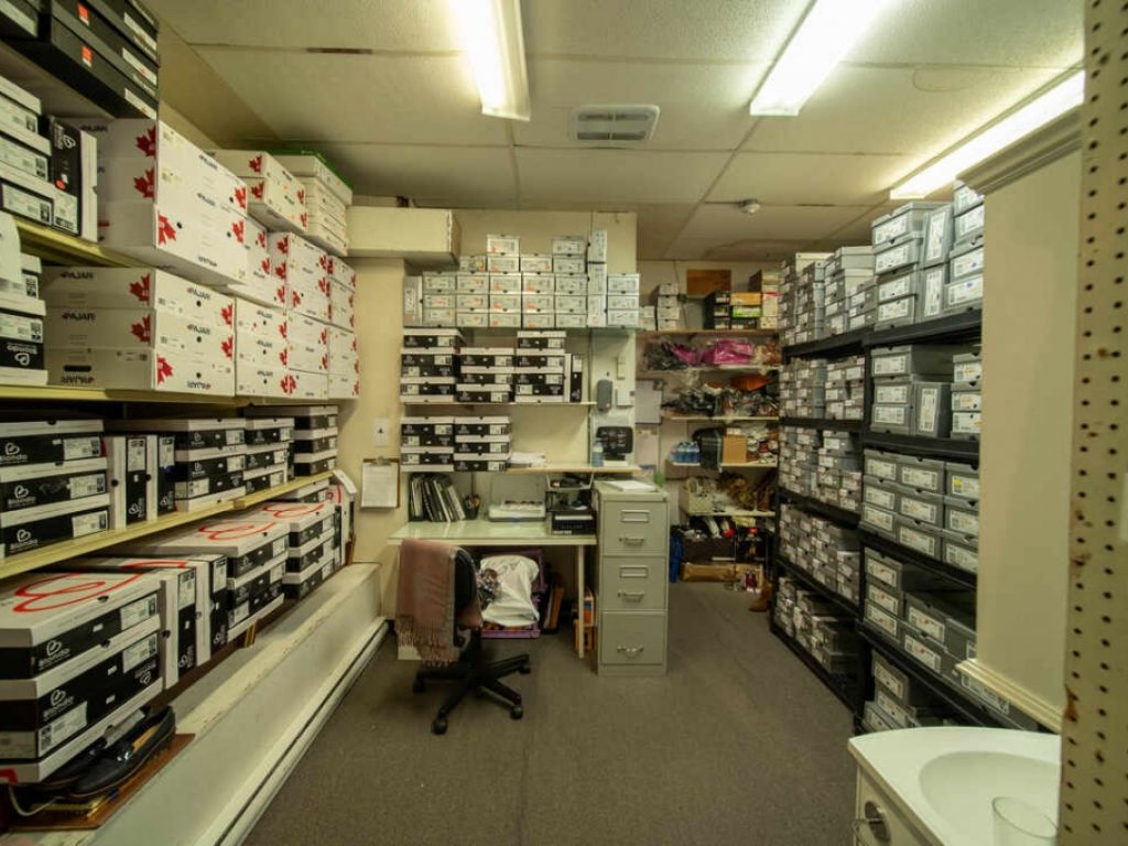 Boutique de chaussures en opration depuis 36 ans  vendre