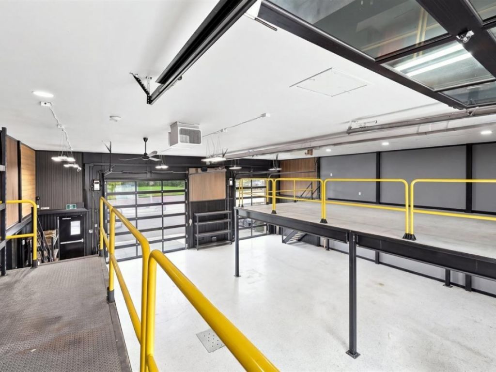 Commercial/office building for sale