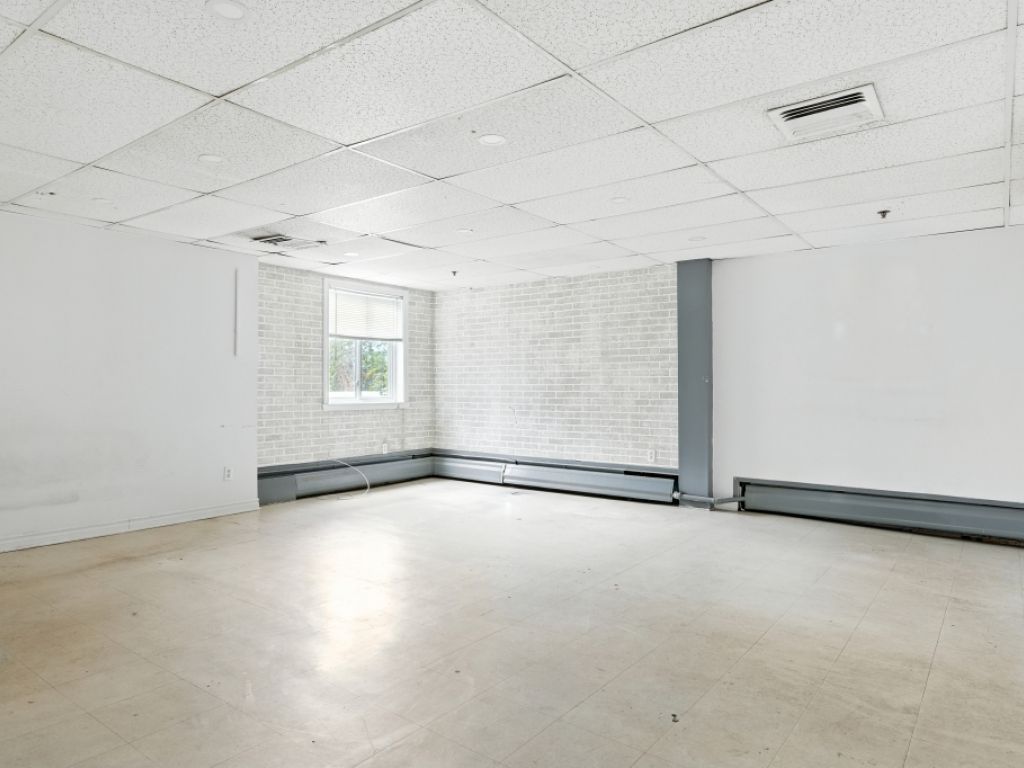 COMMERCIAL SPACE FOR RENT � LAVAL