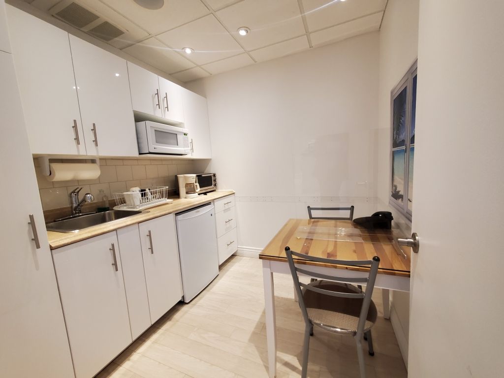 OFFICE TO RENT 755 SQF, PLATEAU MONT-ROYAL, NEAR METRO SHERBROOKE