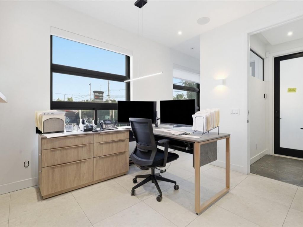 B�tisse commerciale/Bureau � vendre