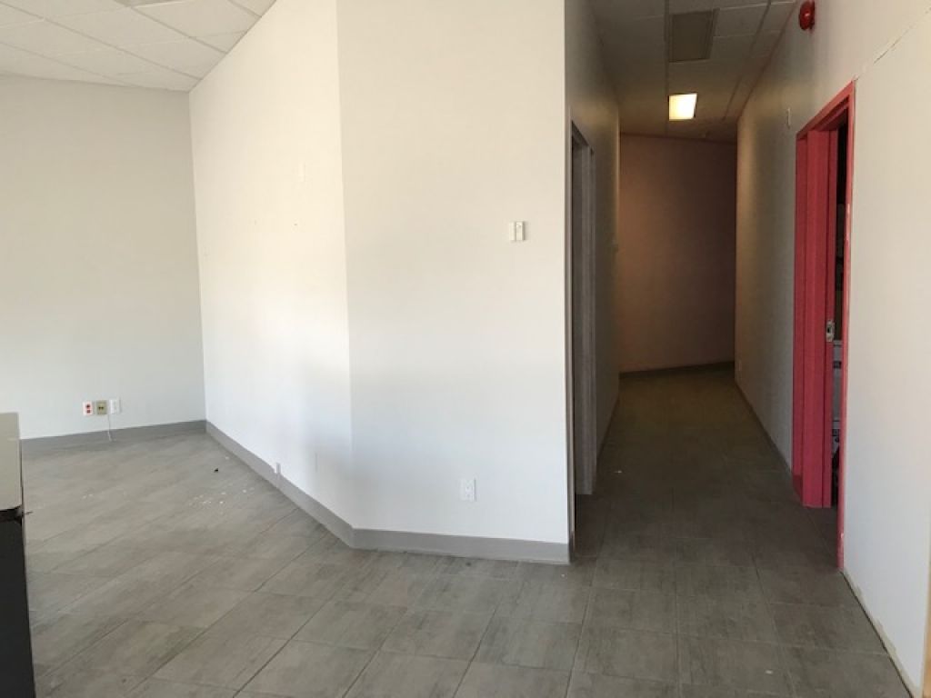 LOCAL COMMERCIAL  LOUER  JONQUIRE   PARTIR DE 800 PI