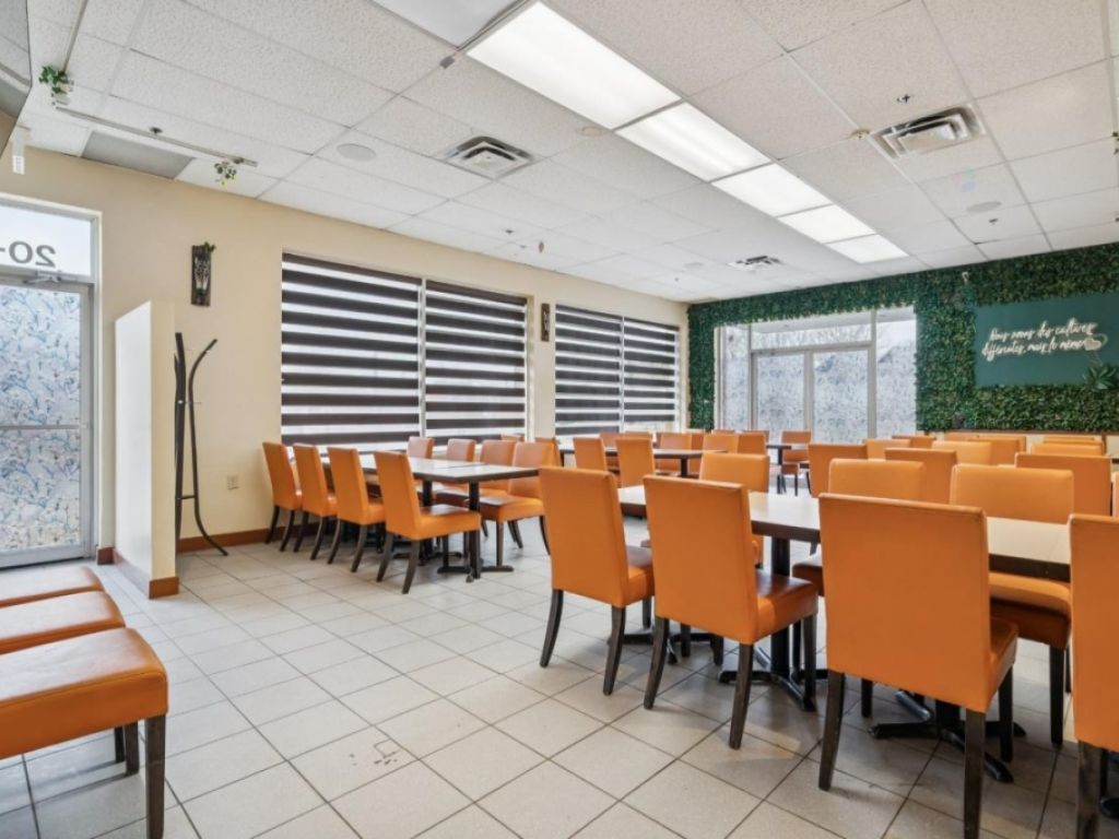 Fully equipped restaurant with terrace for sale in Boucherville