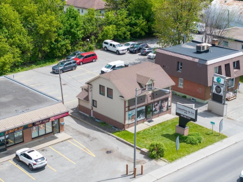 Building for rent Cure-Labelle Blvd Sainte-Therese