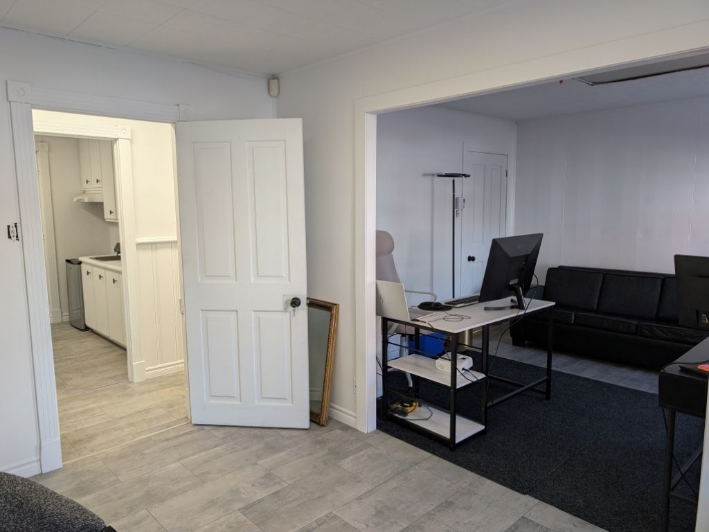 FOR RENT : ENTREPRENEURS/MANAGERS/SERVICE COMPANIES