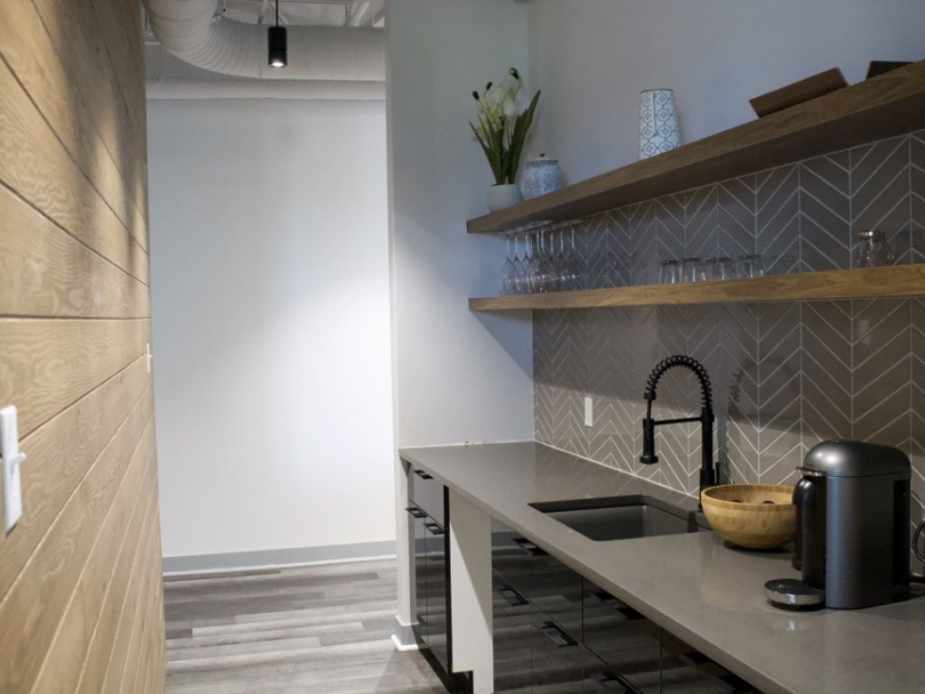 Location bureaux ferm�s et postes de travail - Laval - Acc�s direct A-440