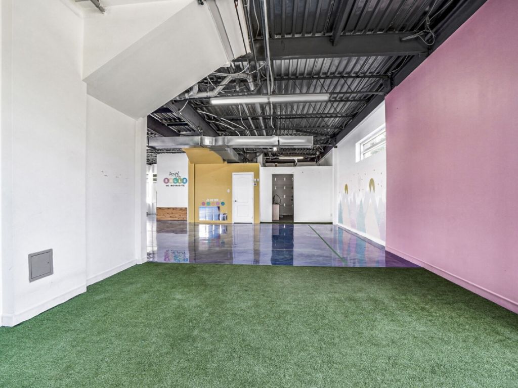 Espace commercial Unit de coin  louer