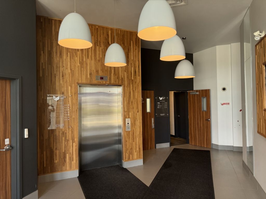 📍 Condo commercial  louer  1er tage  Laval, autoroute 440 Ouest
