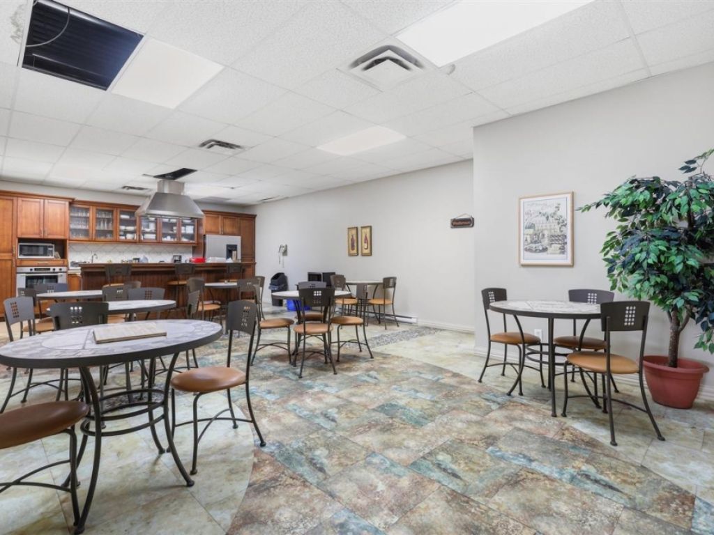 B�tisse industrielle � 8905 Boul. Henri-Bourassa O., Montr�al (Saint-Laurent)