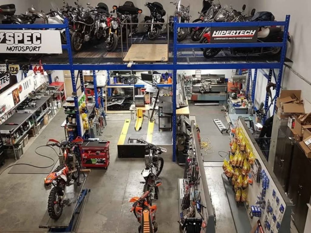 Turnkey Industrial Space  1,800 sq ft + Mezzanine, 14′ Garage Door, Compressor & Racking Included (Varennes)