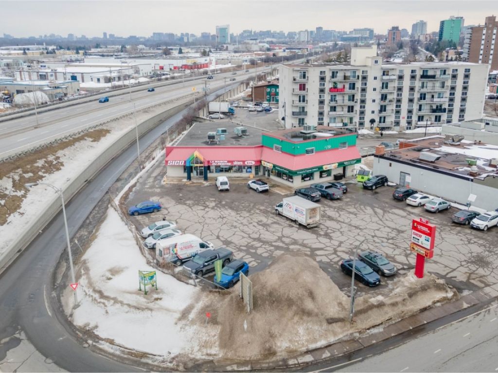 Commercial building in Gatineau HIGH VISIBILITY