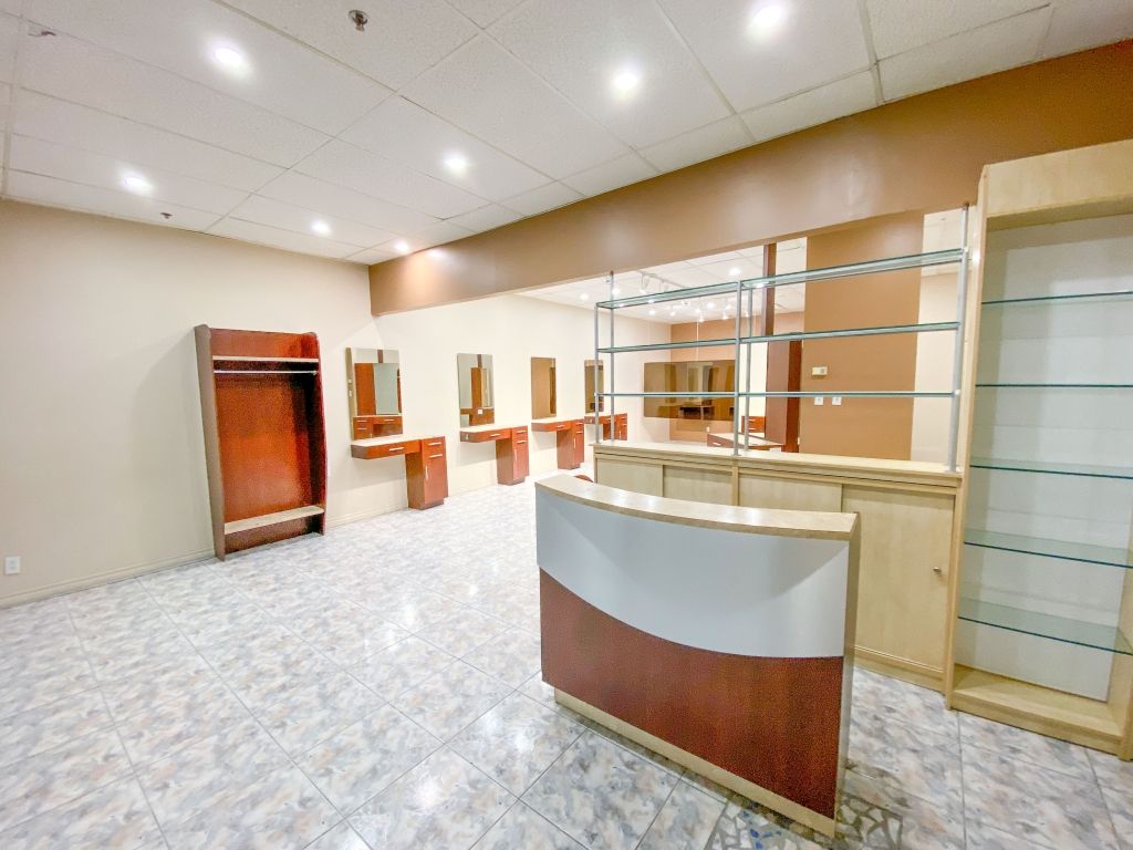 Former hairdressing premises for rent - Place La Citière