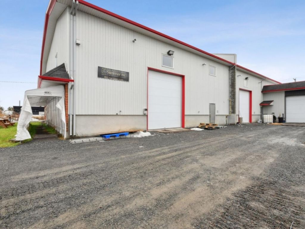 7,110 sqft warehouse with office spaces on De Martigny street in St-Jerome