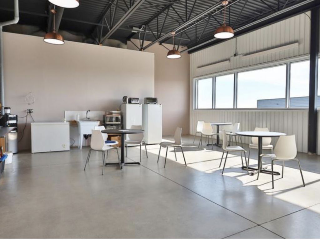 Superbe Local  18000' Industriel et/ou Commercial-Showroom-bureaux A louer