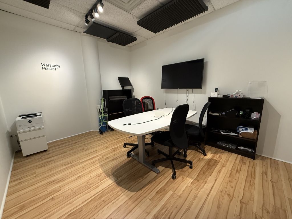 Bright corner office space for lease Plateau