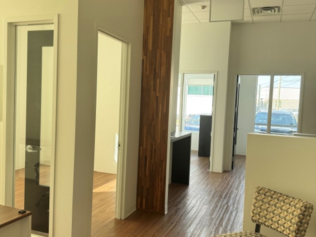 📍 Condo commercial  louer  1er tage  Laval, autoroute 440 Ouest