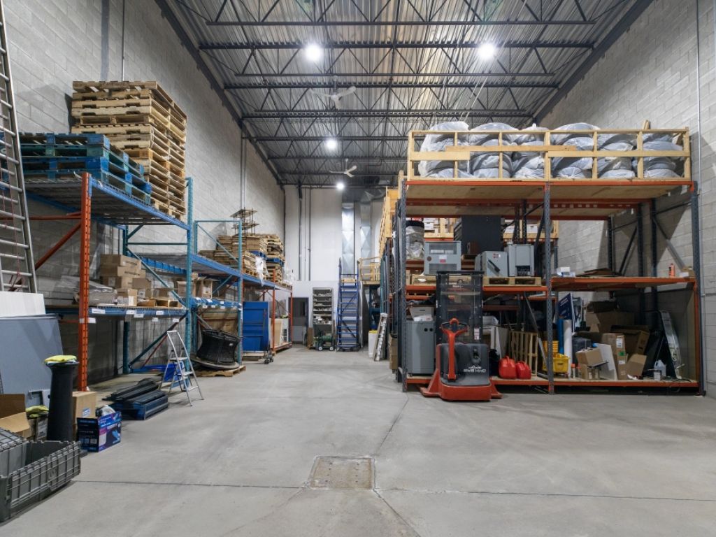 Industrial space for rent | Laval | 2,360 sq. ft. 