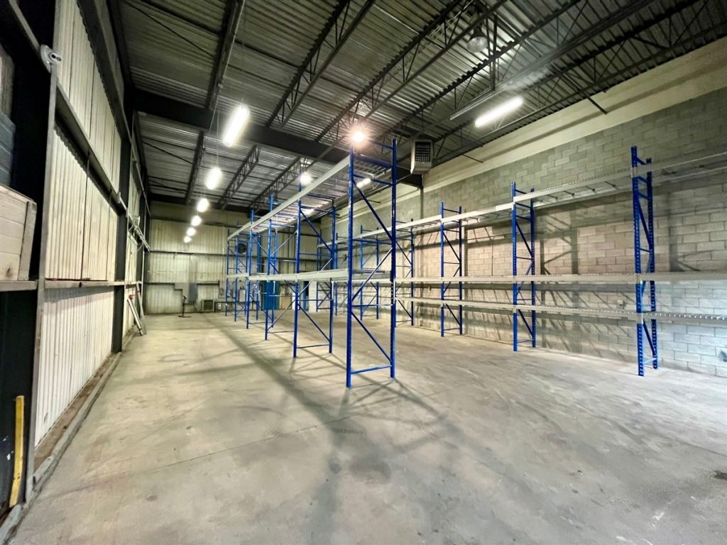 Industrial space of �2,450 sq. ft. for lease � 523 Cur�-Boivin Blvd., unit C, Boisbriand