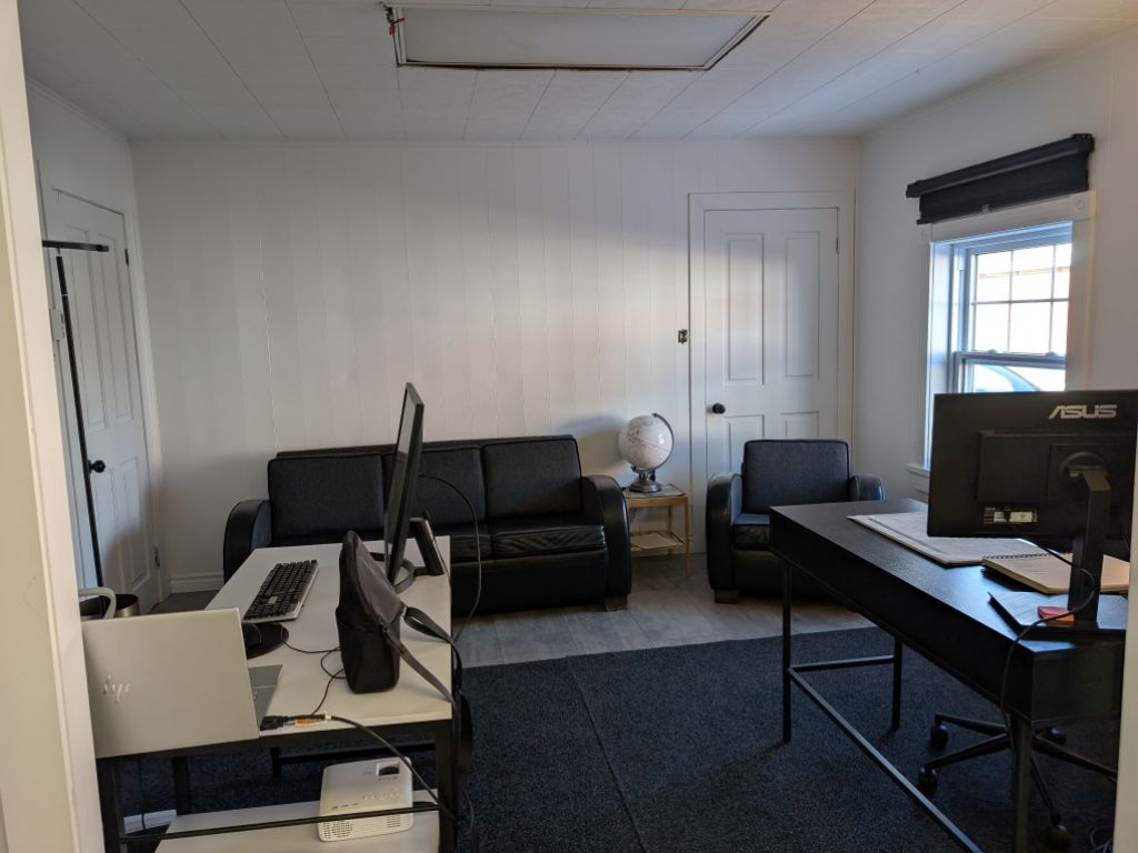 FOR RENT : ENTREPRENEURS/MANAGERS/SERVICE COMPANIES