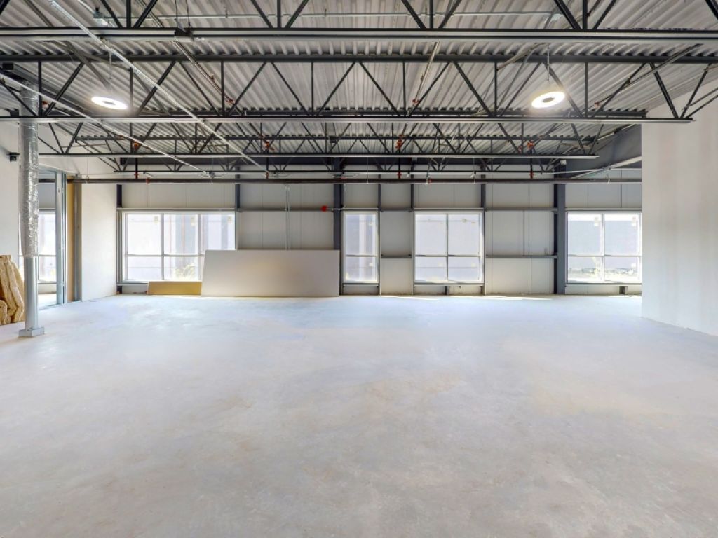 RENT AN ABORDABLE SPACE IN CANDIAC - starting at 1000 sq. ft.