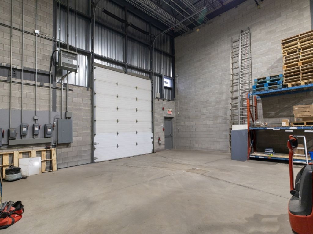 Industrial space for rent | Laval | 2,360 sq. ft. 