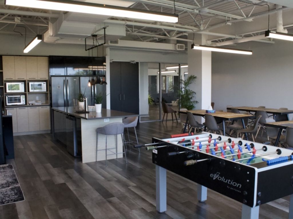 Location bureaux ferm�s et postes de travail - Laval - Acc�s direct A-440
