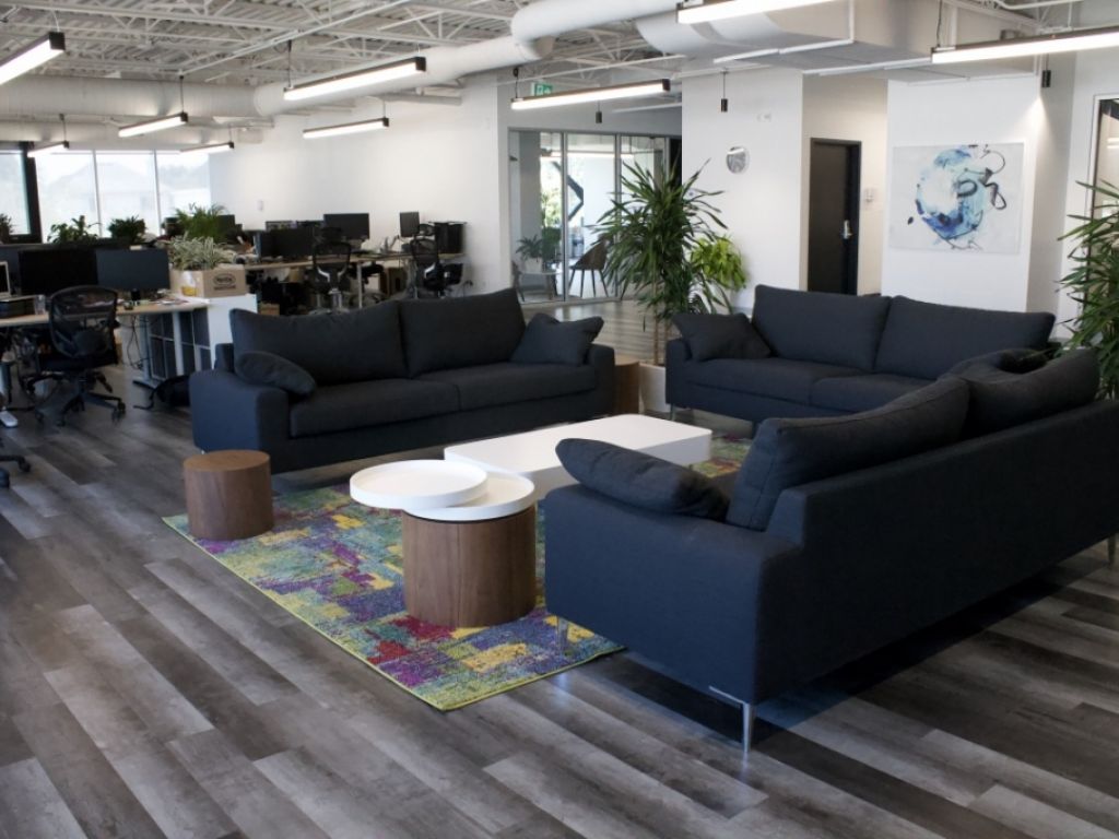 Location bureaux ferm�s et postes de travail - Laval - Acc�s direct A-440