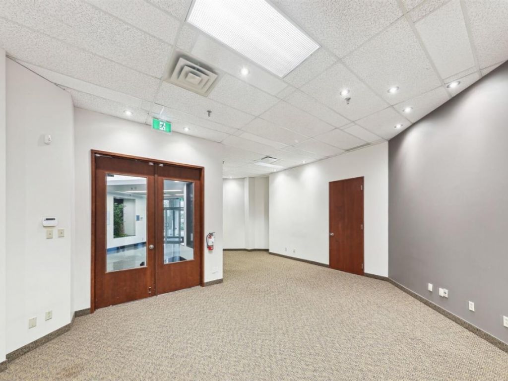 Office space for lease - 666 Boul. St-Martin O., local 110