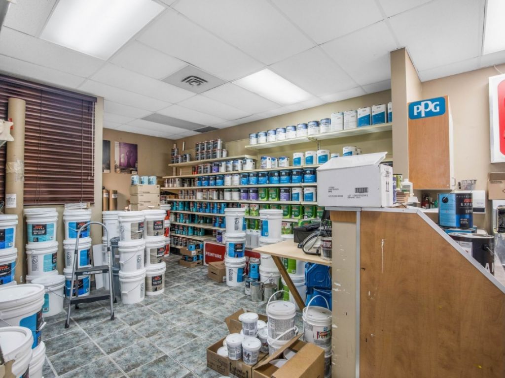 Building for sale or for rent + Office on 2nd floor Downtown St-Jerome