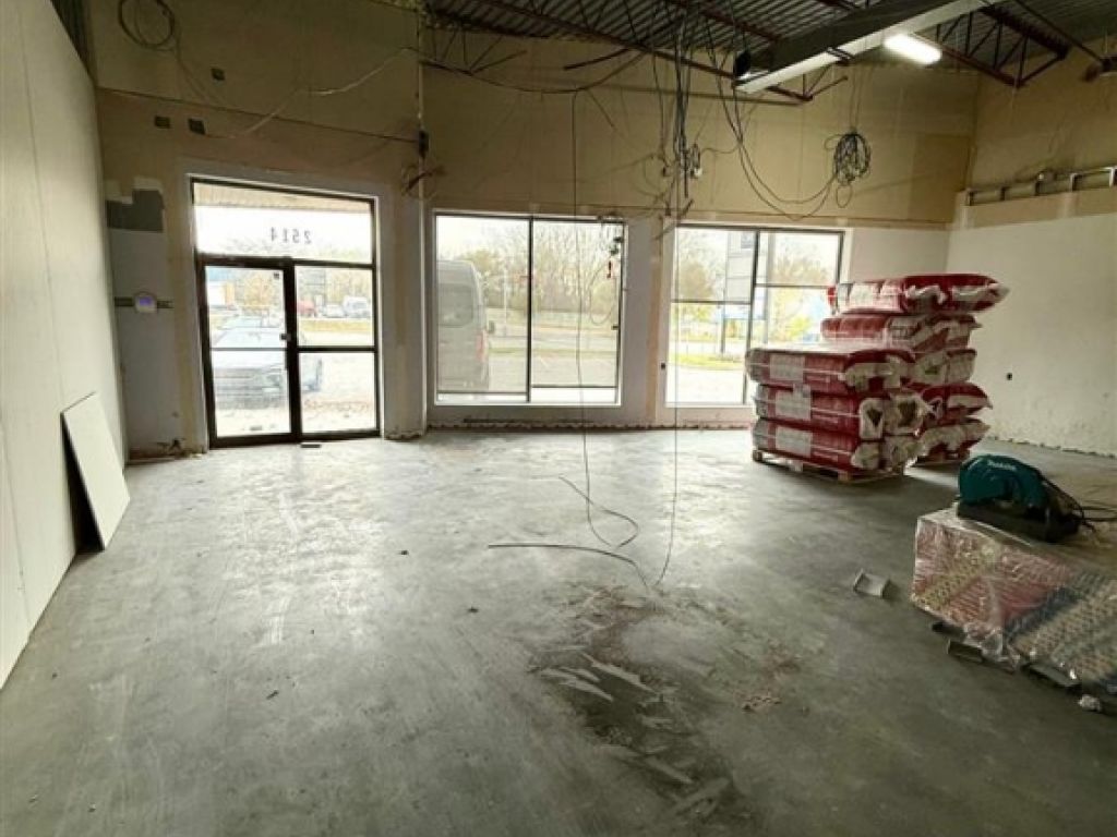 Commercial/Light Industrial Space for Rent � 2514 Boul. Le Corbusier, Laval (Chomedey)