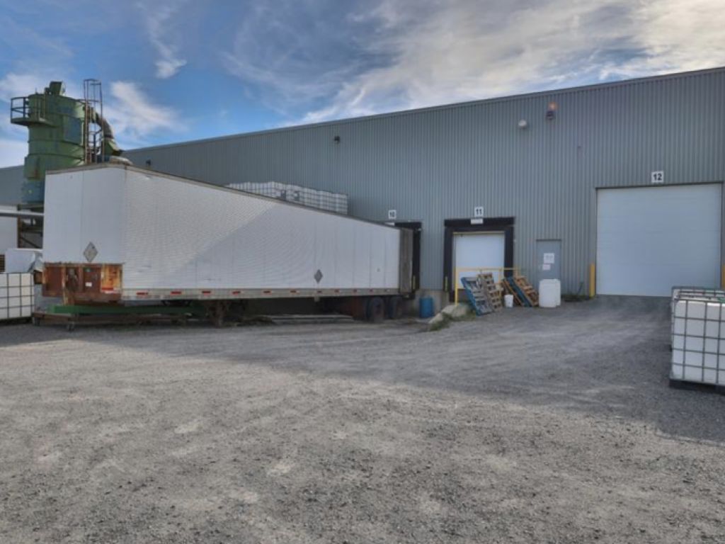 Superbe Local  18000' Industriel et/ou Commercial-Showroom-bureaux A louer