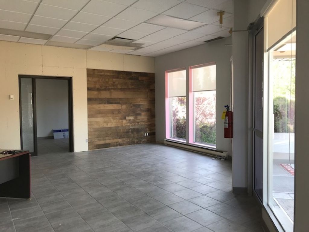 LOCAL COMMERCIAL  LOUER  JONQUIRE   PARTIR DE 800 PI