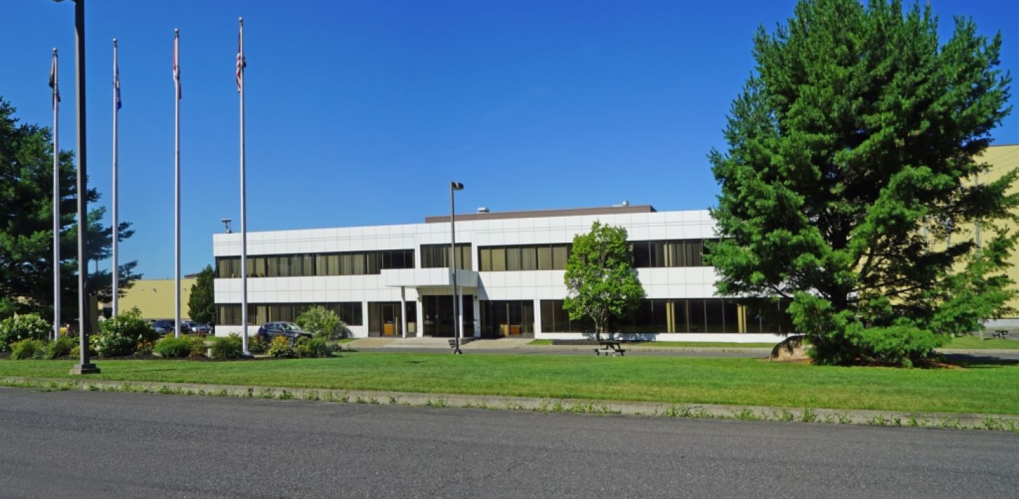 Grand espace industriel et bureaux à louer - À louer