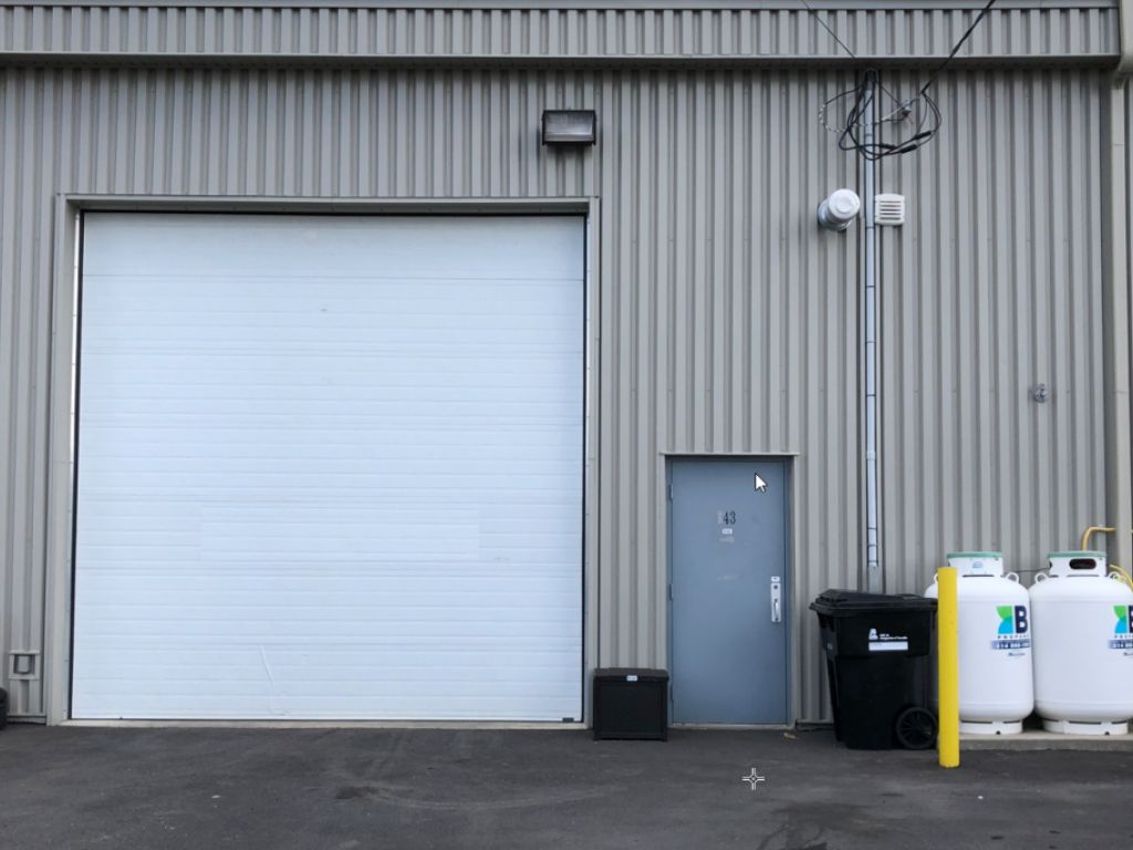Garage - Entrept - Bureau /Salle de repos a louer +/- 2000 pi.ca. porte de garage 14' - plafond 16' - Parc Industriel
