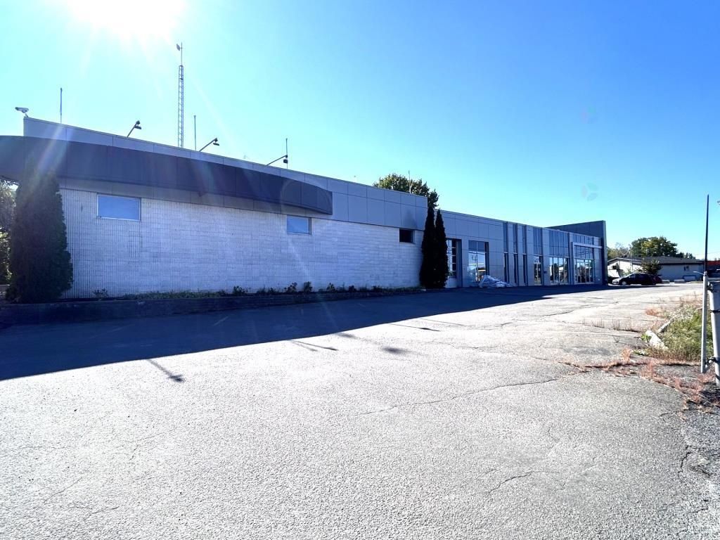 Immeuble sur Cur�-Labelle � St-J�r�me ** VISIBILIT� **