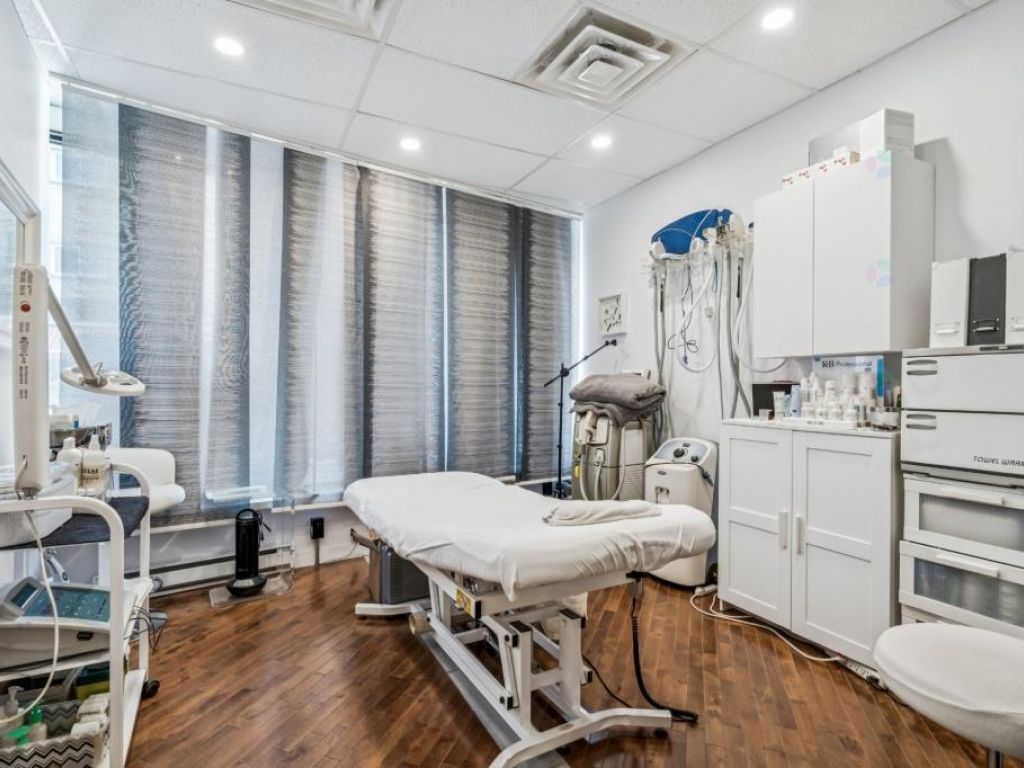 Local 2663 pc Visibilit� Exceptionnelle Ville-Marie Mtl