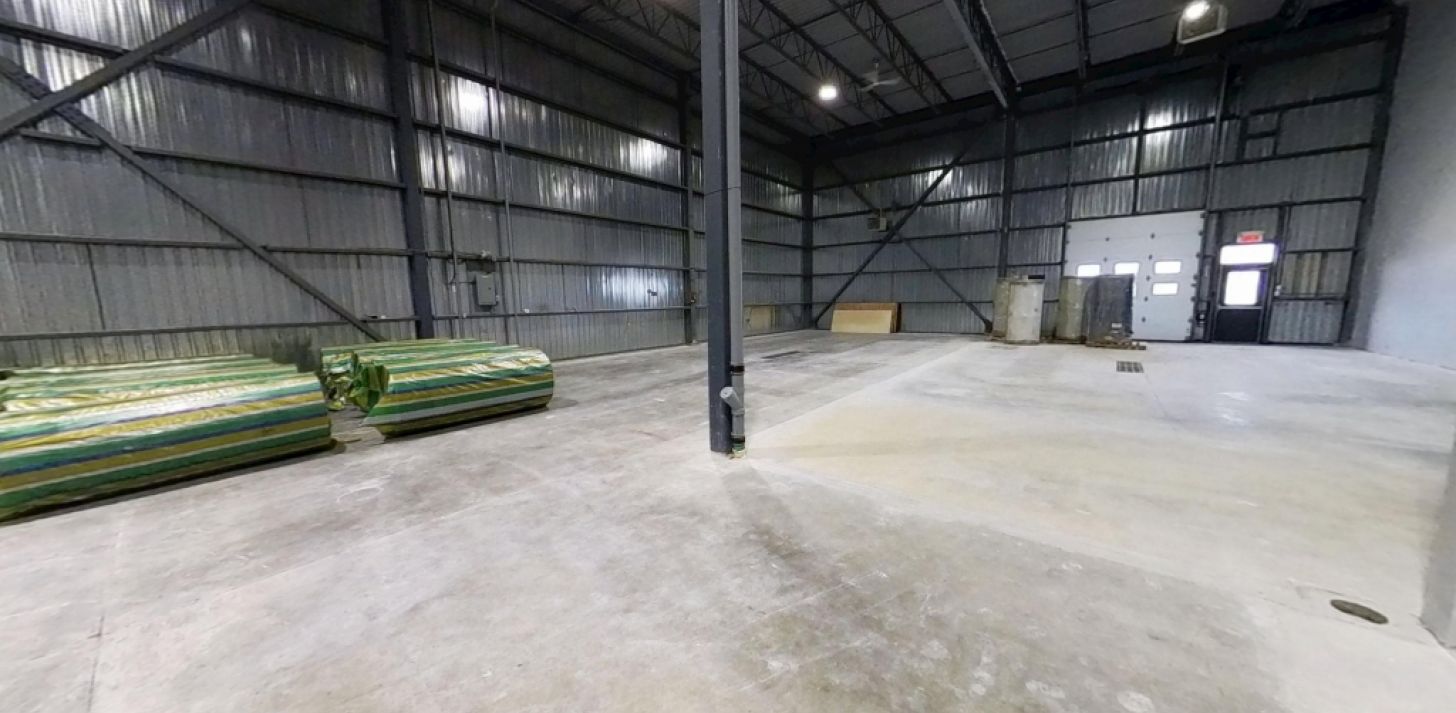 ESPACE INDUSTRIEL AVEC BUREAUX - LÉVIS - À louer