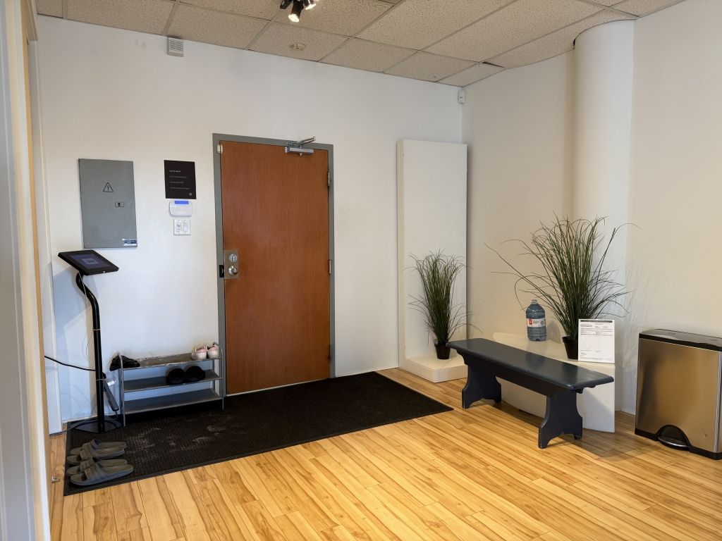 Bright corner office space for lease Plateau