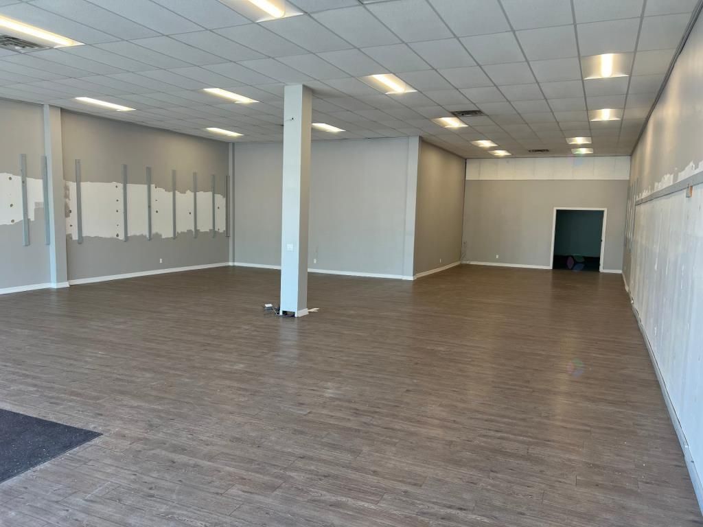 3,400 sqft Prime Location on Jean-Talon Est St-Leonard