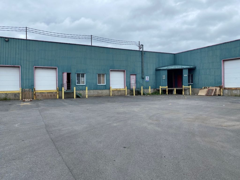 2 Espaces industriels  *4000 p.c.*  Longueuil