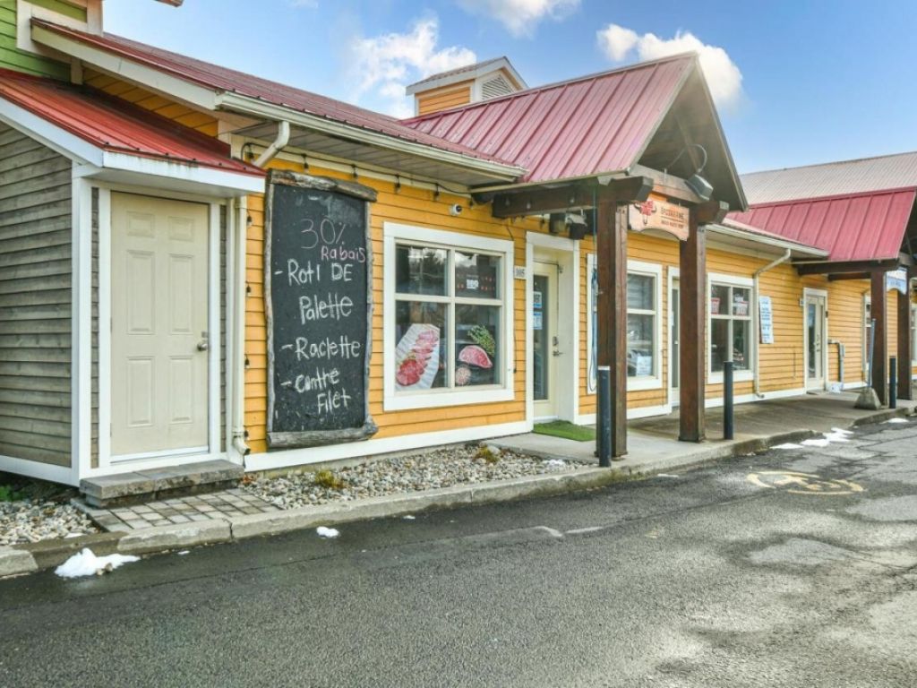 Fine grocery store specializing in top quality meat in St-Sauveur