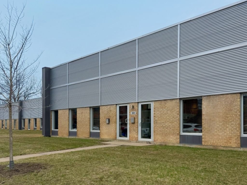 Well-located industrial space with 7 loading docks 