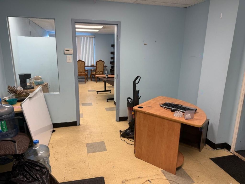 Bureau 520$/mois* dans centre d'achat achaland de Montral