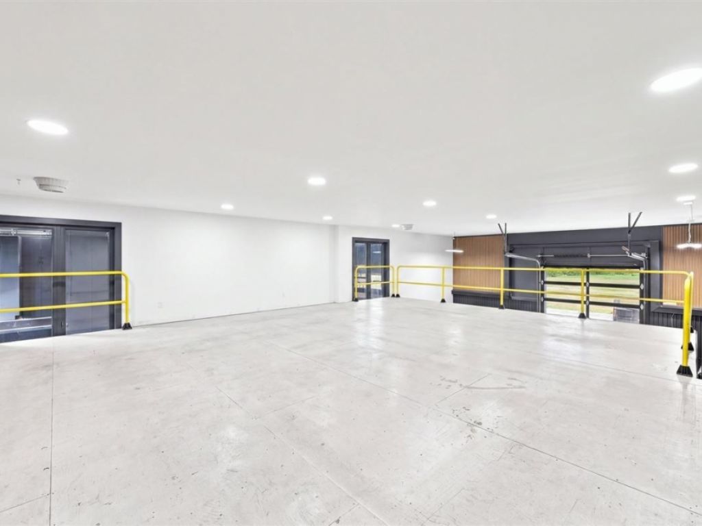 Commercial/office building for sale