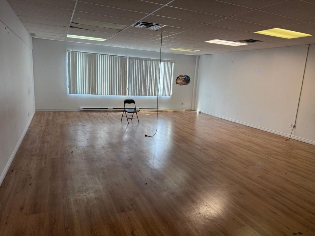 Bureau 520$/mois* dans centre d'achat achaland de Montral