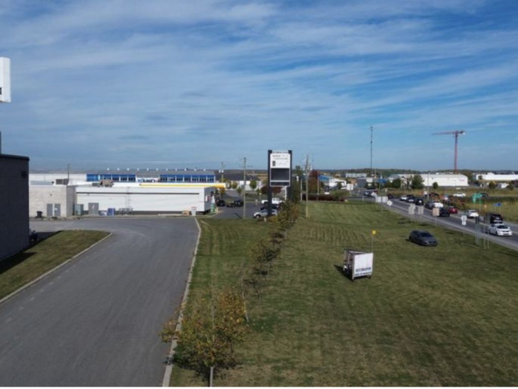 Superbe Local  18000' Industriel et/ou Commercial-Showroom-bureaux A louer