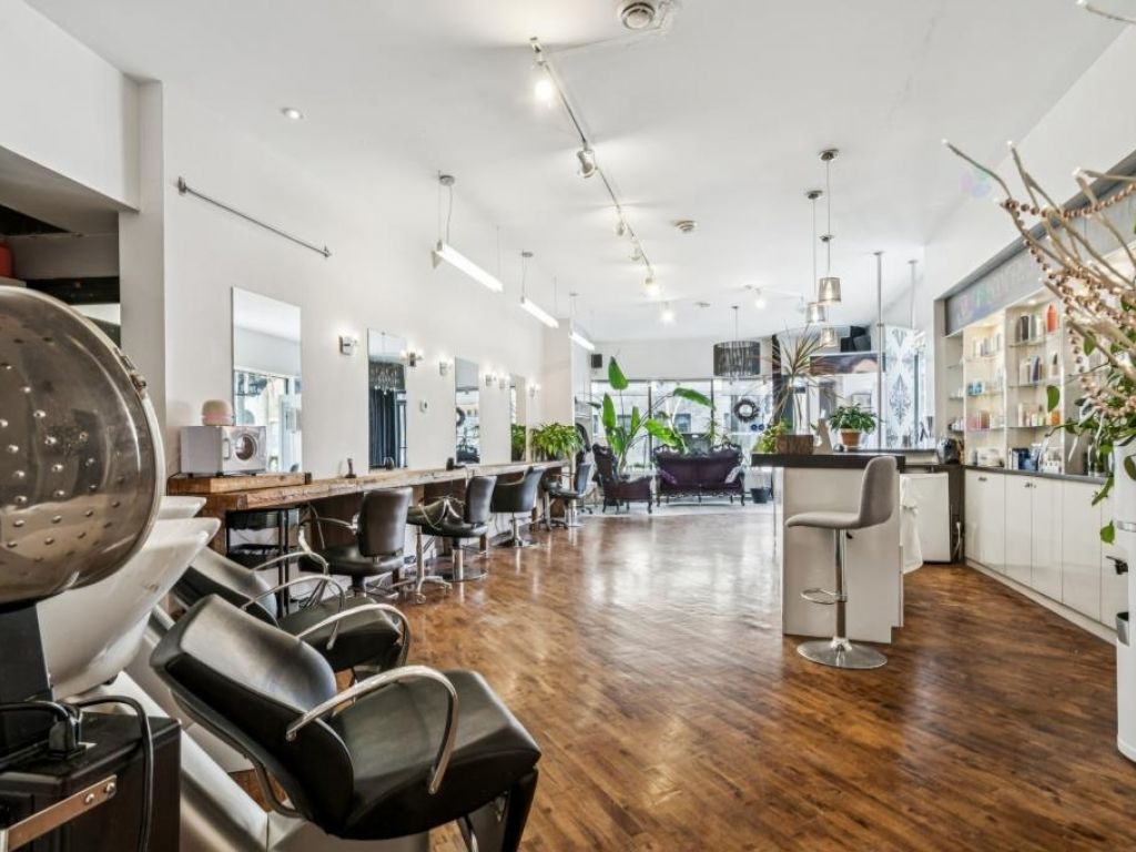 Local 2663 pc Visibilit� Exceptionnelle Ville-Marie Mtl