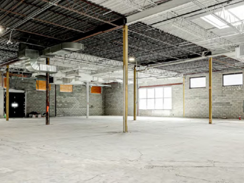Industrial air-conditioned warehouse for rent-Dorval-Highways 40/13